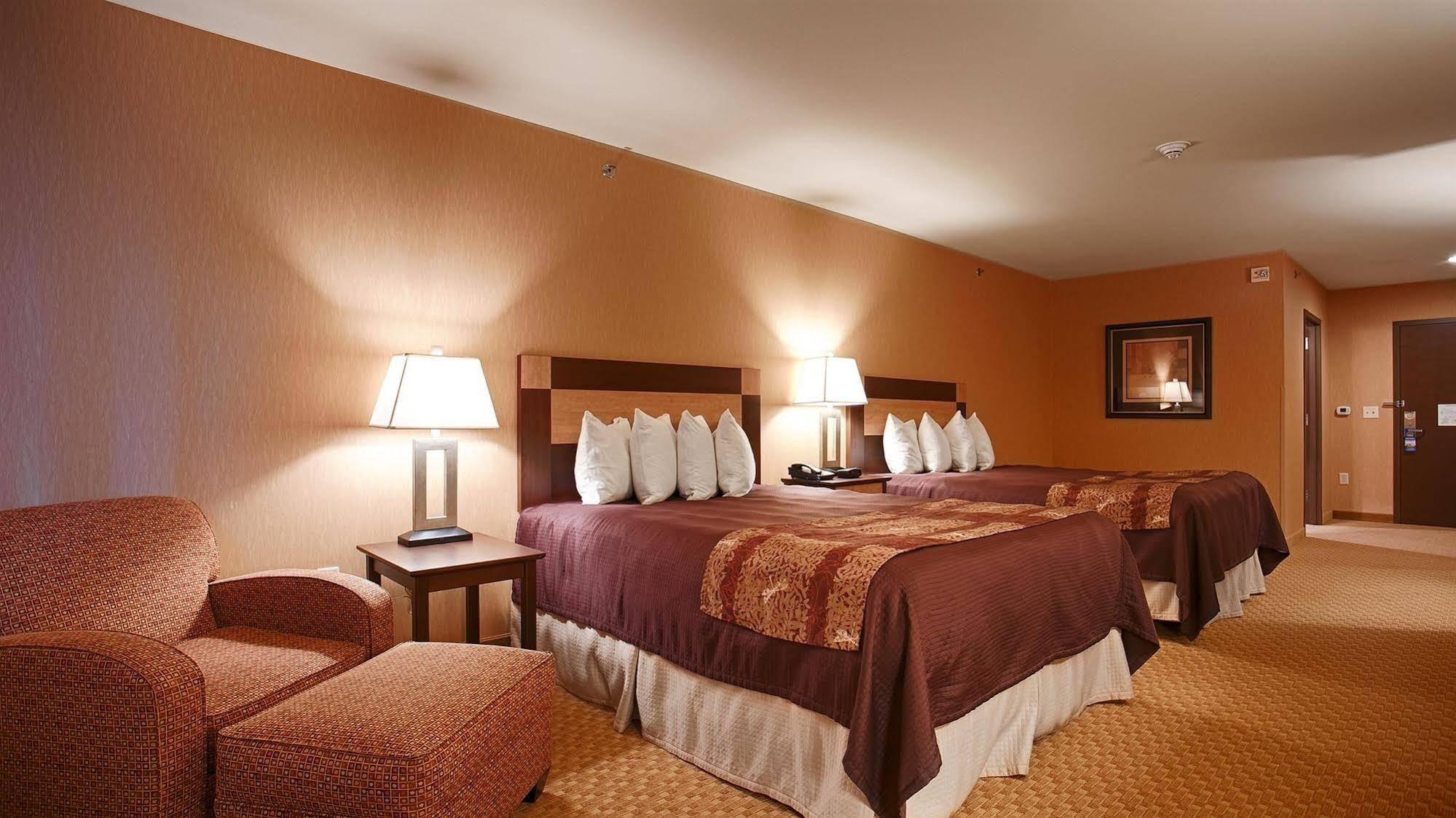 Crandon Inn & Suites Экстерьер фото