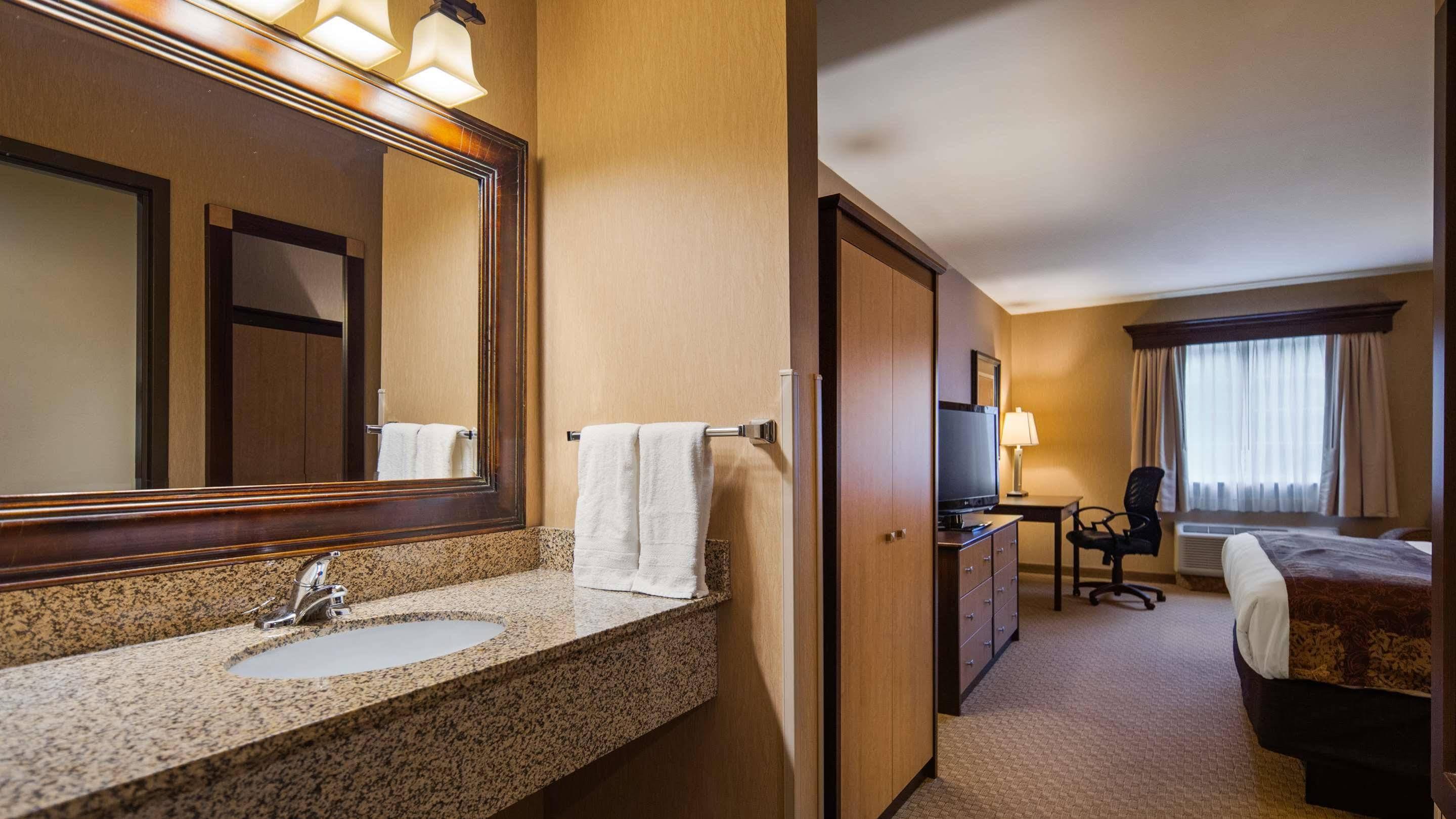 Crandon Inn & Suites Экстерьер фото