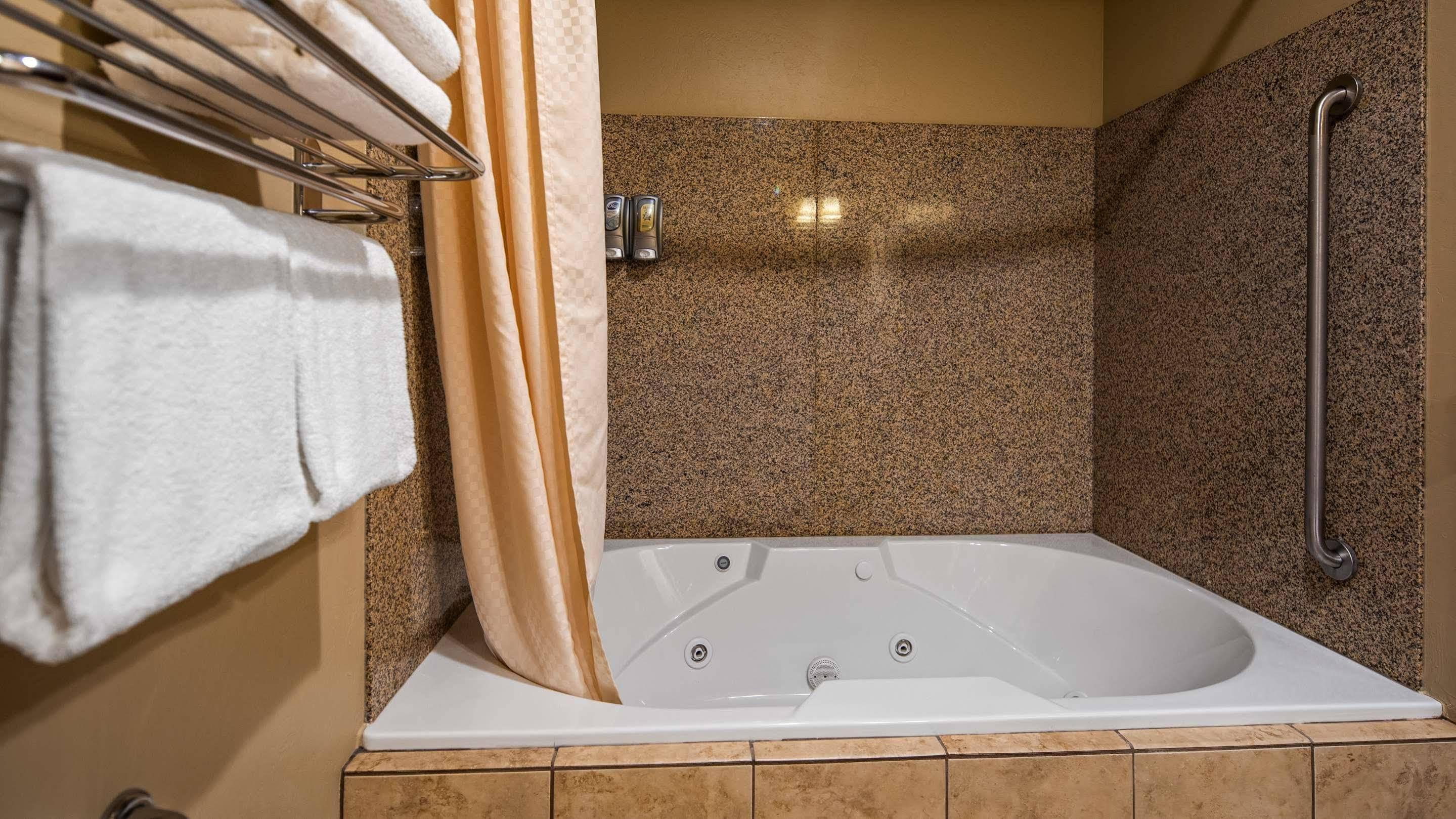 Crandon Inn & Suites Экстерьер фото