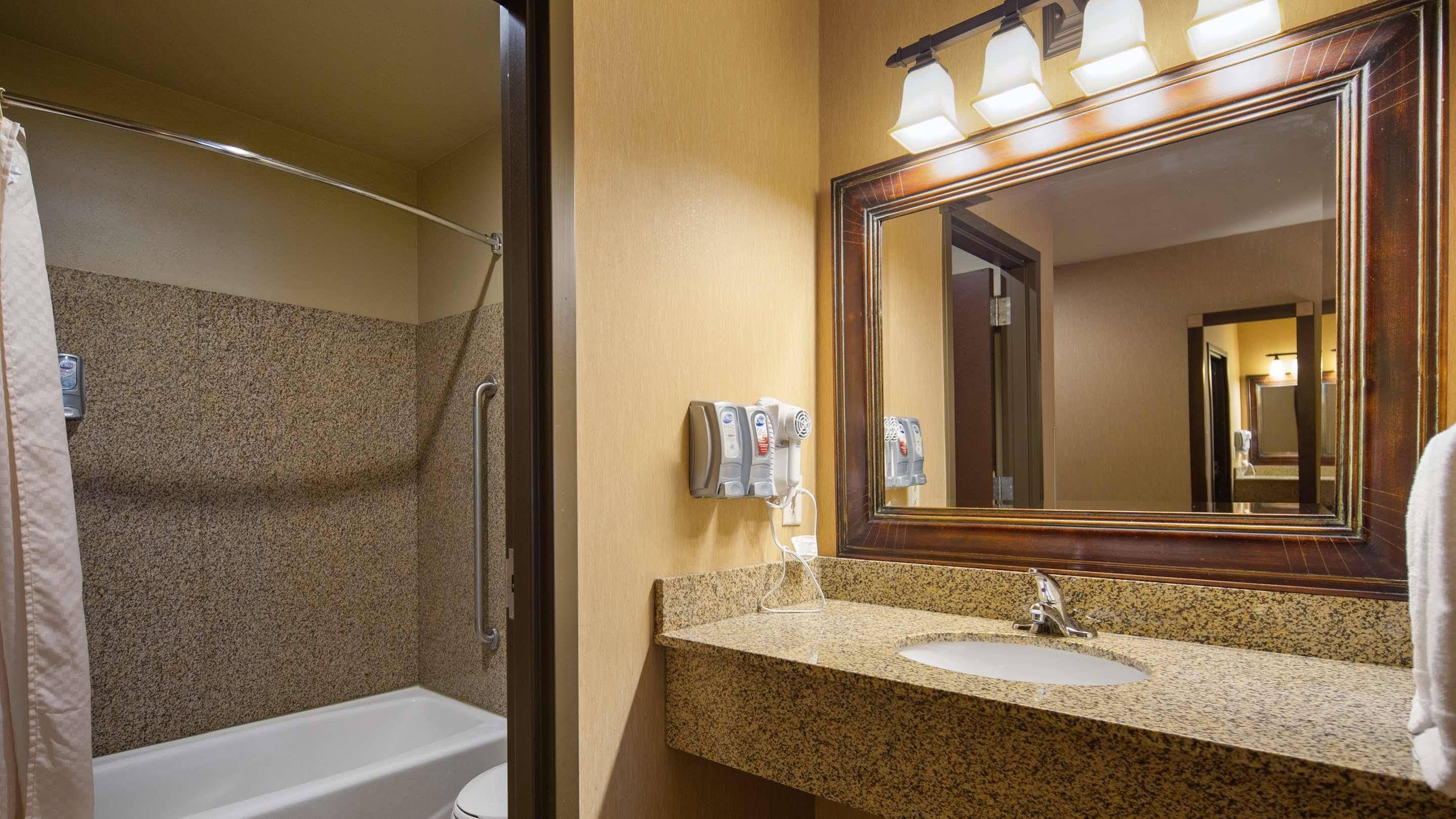 Crandon Inn & Suites Экстерьер фото
