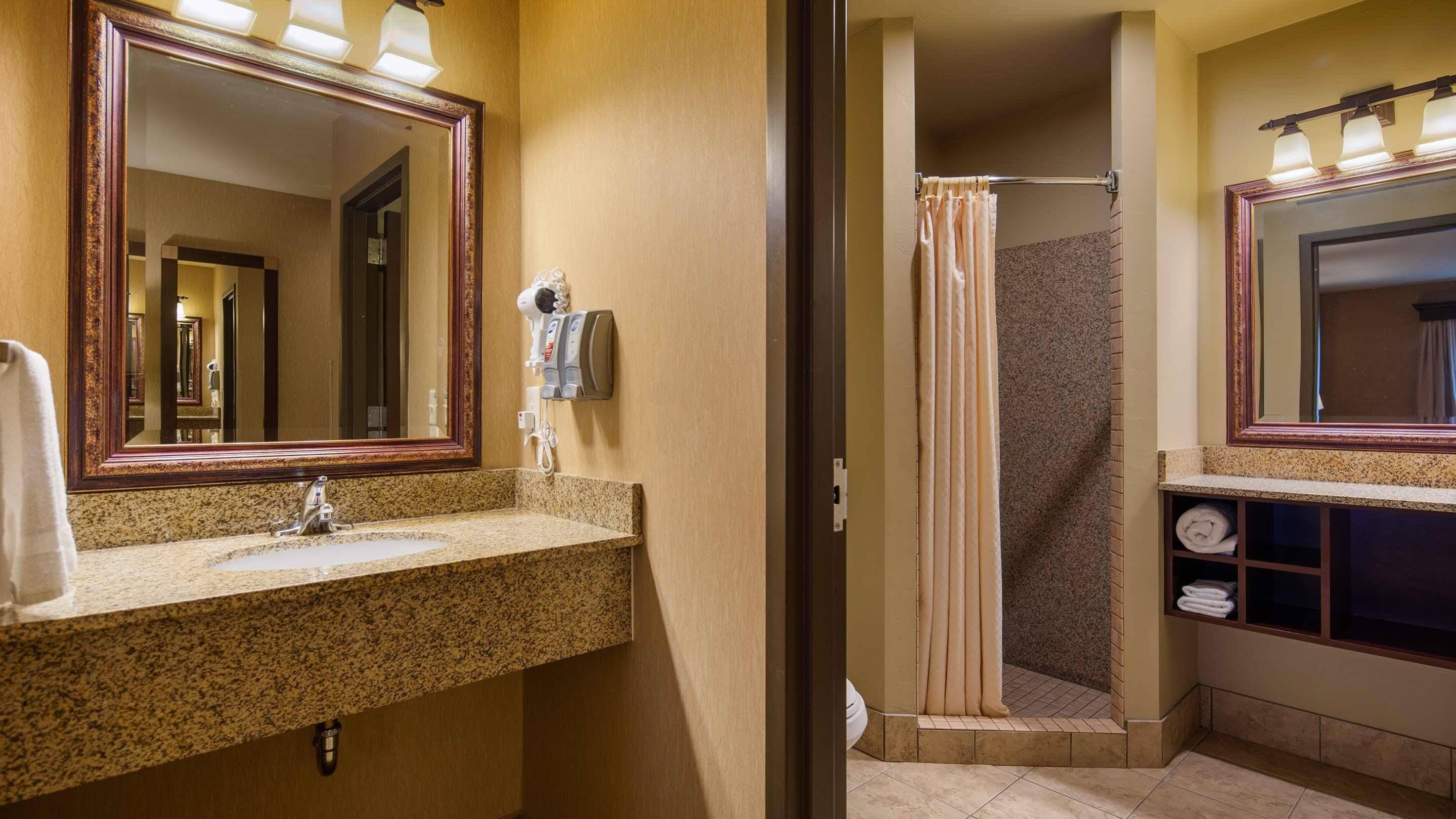Crandon Inn & Suites Экстерьер фото