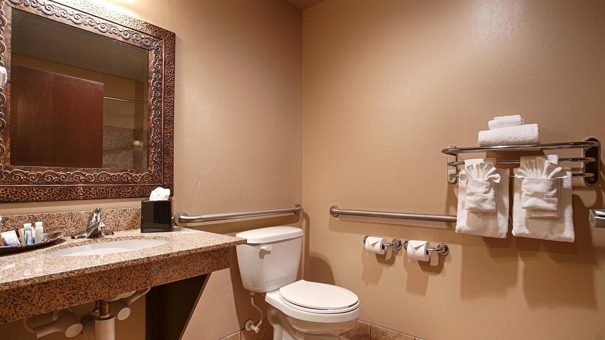 Crandon Inn & Suites Экстерьер фото