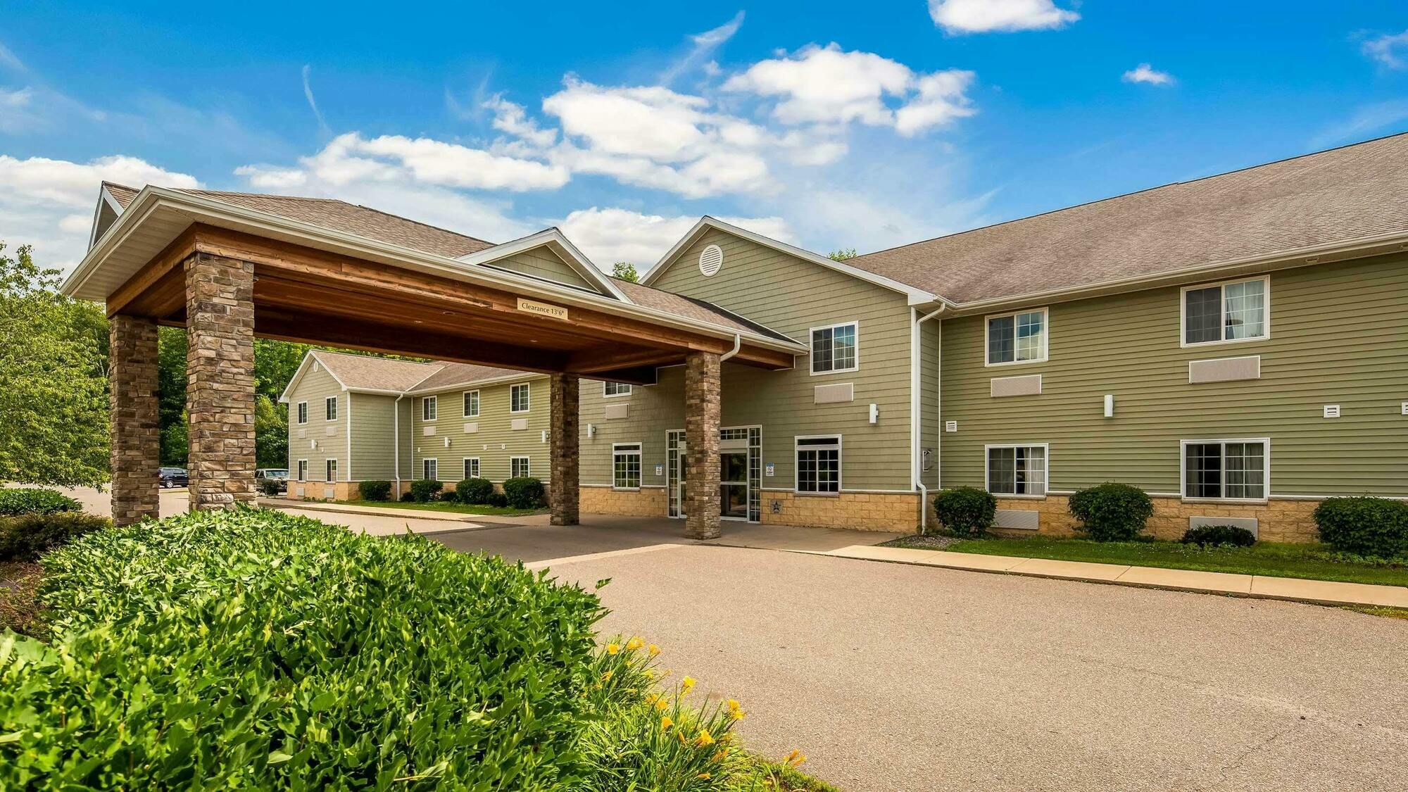 Crandon Inn & Suites Экстерьер фото